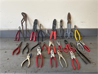 Mixed lot of pliers, and 10 snips