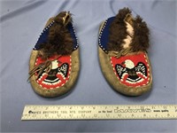 Men's pair of moccasins with eagle beadwork   (3)