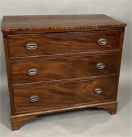 Chest of drawers ca. 1800; in mahogany with a