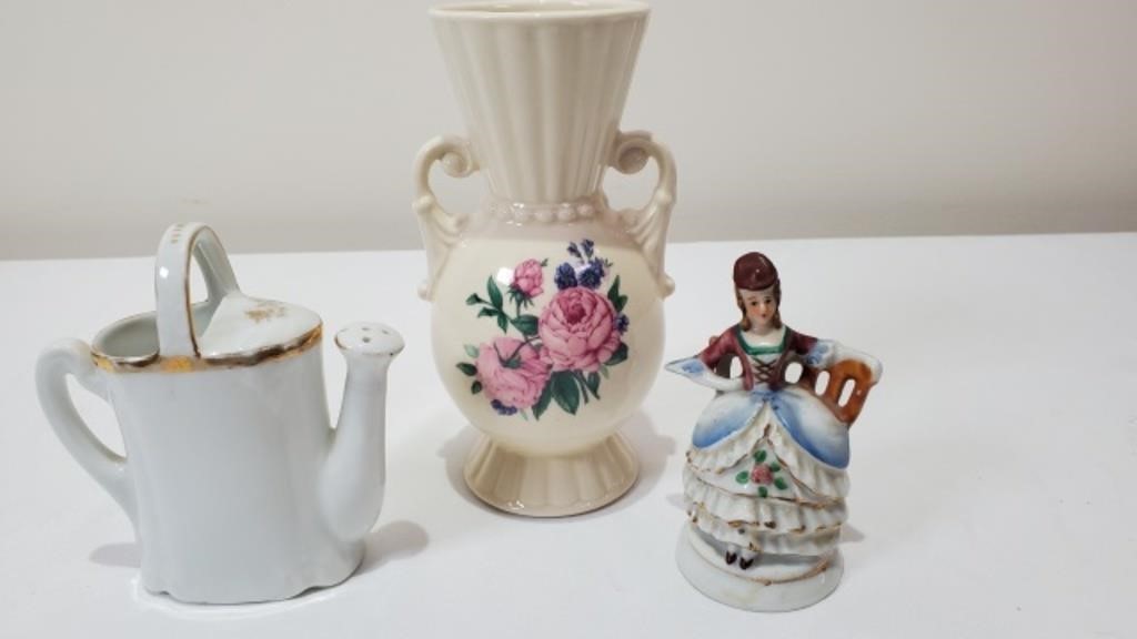 Vase and figurines.
