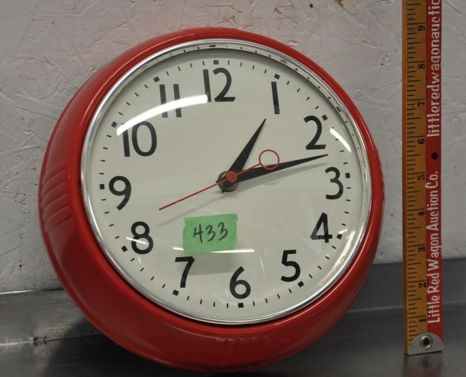 Retro plastic battery operated wall clock, tested