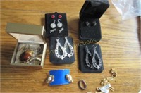 Costume jewellery grouping