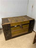 Vintage trunk with drawer/handles broken