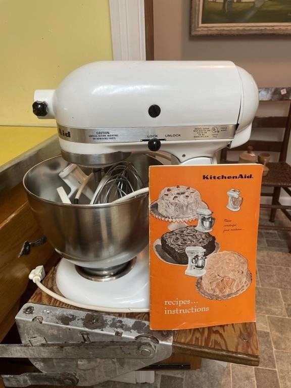 KITCHENAID STAND MIXER W/MIXING BOWL AND PADDLE