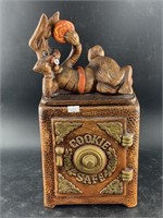 Lidded cookie jar of Bugs Bunny type figure restin