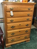 Oak chest of drawers w/ 5 drawers