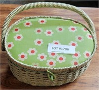 SM. WICKER SEWING BASKET WITH CLOTH TOP