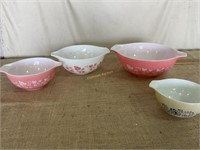 3 piece set of Pyrex nesting bowls