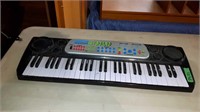 PORTABLE PRO SOUND ELECTRIC KEYBOARD 31 X 11 X 4"