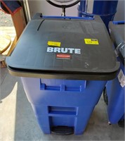 Brute rubbermaid garbage bin