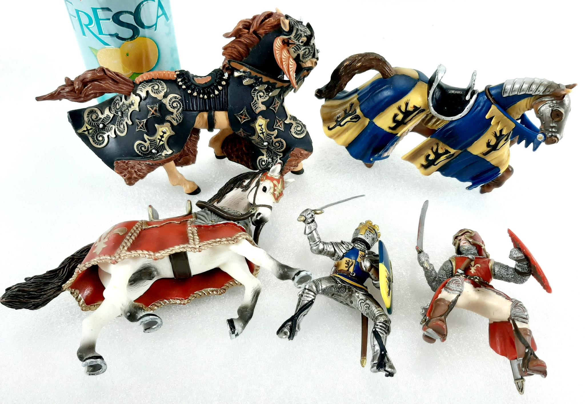 SCHLEICH 2 figurines de chevaliers + 3 chevaux