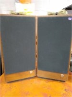 Pr. McIntosh wood grain speakers
