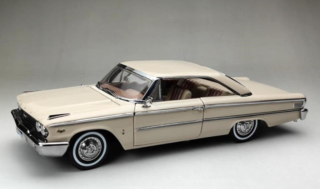 Ford Galaxie 500 XL 1963 - Scale: 1:18