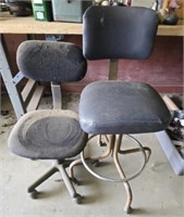 Lot of 2 chairs as is