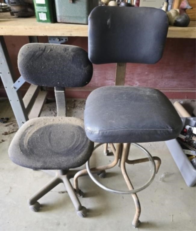 Lot of 2 chairs as is