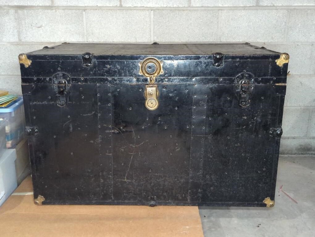 LARGE STEAMER TRUNK