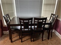 Dining Table & 4 Chairs  (Table top is 3' x 5' )