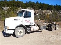 (MCW) OUT OF AUCTION 2008 VOLVO T/A ROLL-OFF TRUCK