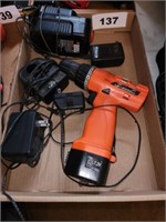 BLACK & DECKER 7.2 CORDLESS DRILL W/ CHARGER