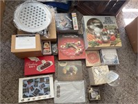 LOT OF VARIOUS SERVING TRAYS & KITCHEN DECORATIONS