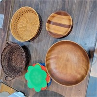 2 WOODEN BOWLS, 2 WHICKER BOWLS,ETC