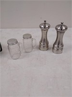 2 sets salt&pepper shakers