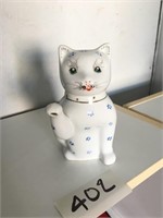 Ceramic White Maneki-Neko Beckoning Cat Figurine