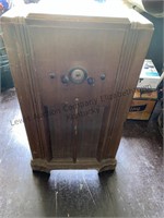 Vintage radio in wood cabinet.