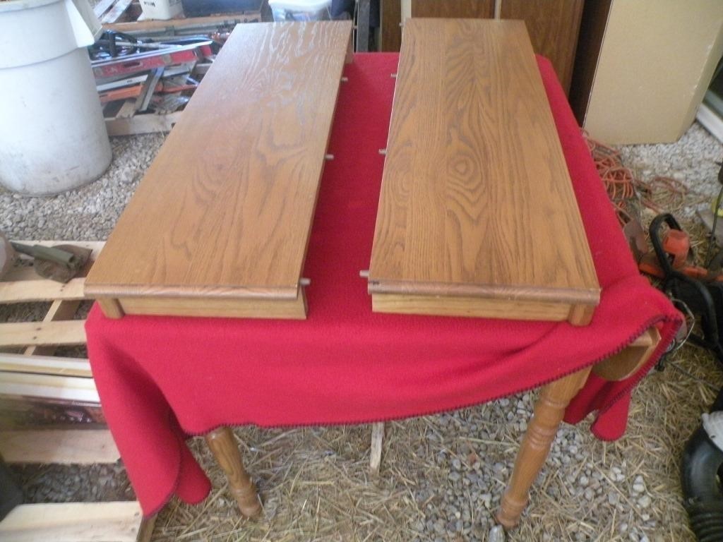 Dining Room Table With Folding Edges & 2 Leafs