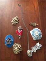 LOT OF COSTUME JEWERLY BROOCHES/ CAMEO AND LOCKER