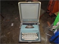 Vintage Underwood Leader Typewriter In Case
