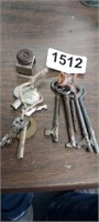 LOT OF SKELETON KEYS, VINTAGE KEYS, PRESTO PUNCH