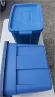 2 Rubbermaid Totes