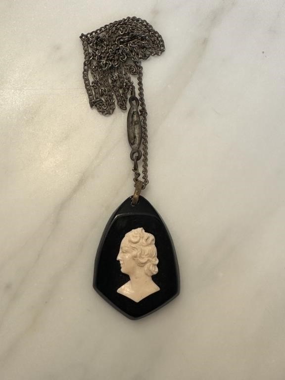 VTG CAMEO COSTUME NECKLACE