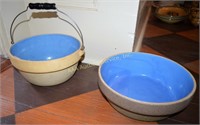 2 stoneware bowls. Largest diameter: 10"