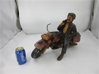 Statue d'un biker sur sa moto