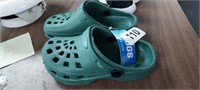 CLOGS BOYS SIZE 11/12, NEW