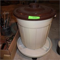 VINTAGE PLASTIC TRASH CAN  (LITTLE POTTING SOIL)>>