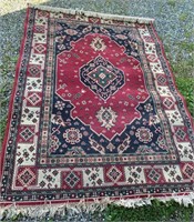 Machine made rug in great condition, 86" x 62"