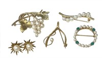 4 GOLD & PEARL BROOCHES & 1 PR PEARL POST EARRINGS