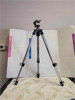 Adjustable camera tripod