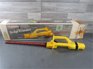 ELECTRIC HEDGE TRIMMER / WORKING