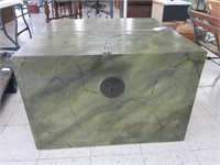 LARGE STORAGE TRUNK/COFFEE TABLE