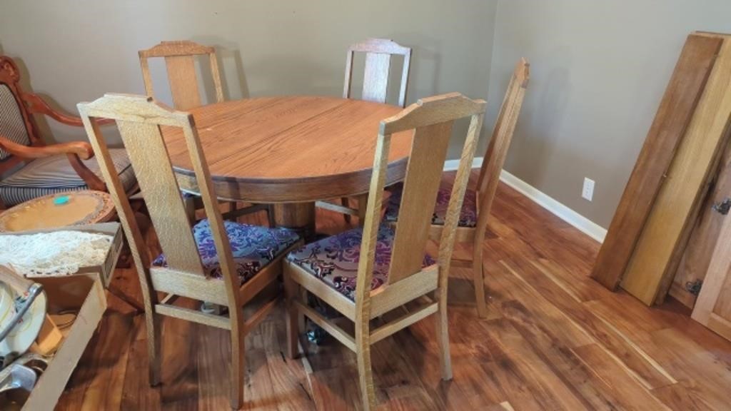 ROUND WOOD DINING ROOM TABLE WITH 5 CUSHIONED