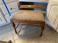 VTG WIDE SET VANITY SEAT