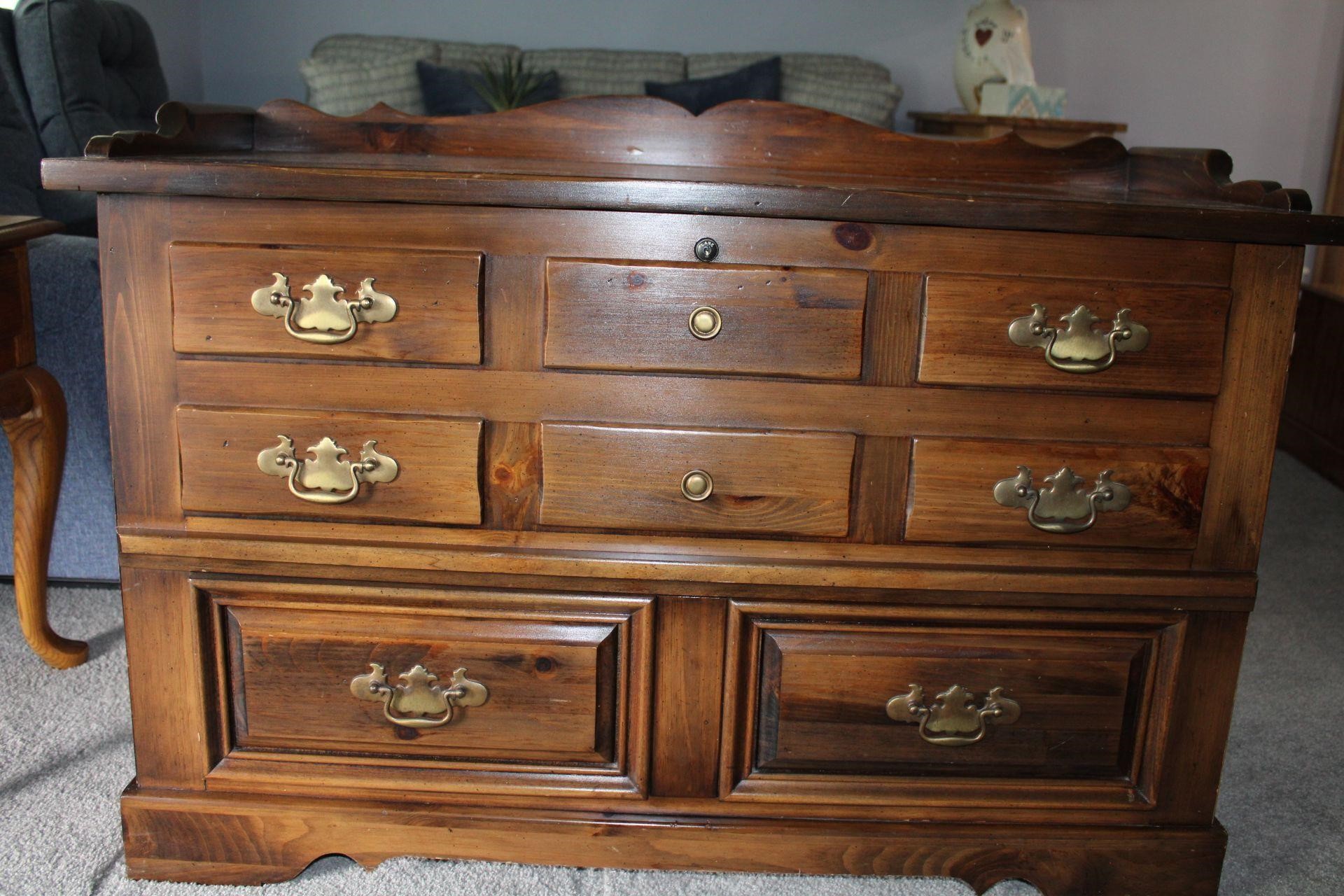 41 INCH LANE CEDAR CHEST WITH DRAWER AND KEY