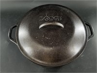 Lodge #800 cast iron Dutch oven with lid in good c