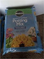 Miracle- Gro Moister Control Potting Mix