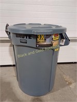 Rubbermaid Brute 32 Gallon Trash Can