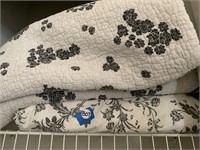BLACK & WHITE FLORAL SHEETS & QUILTS Q OR K ?